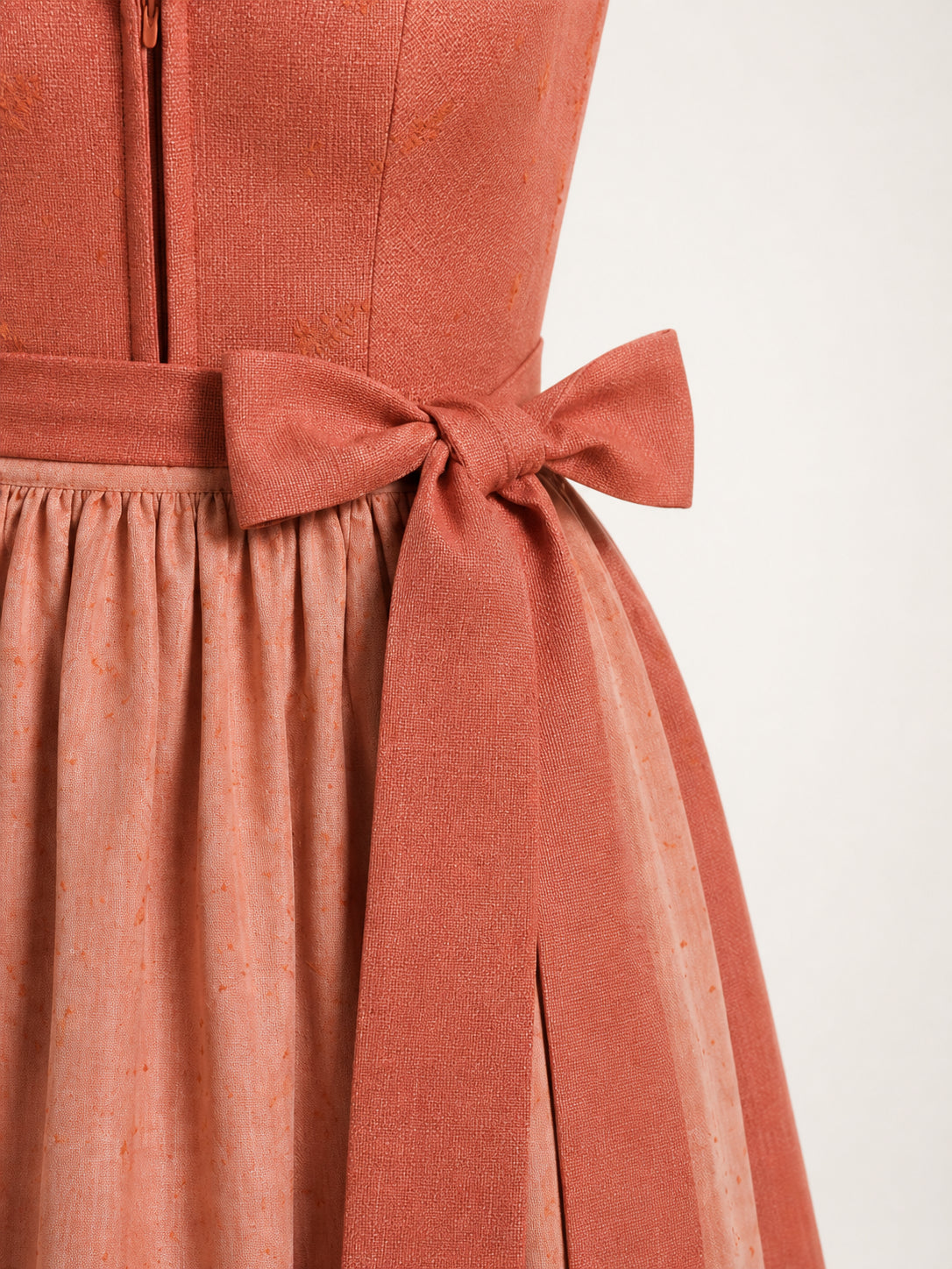 DIRNDL - ODETTE IN ZIEGELROT waist detail