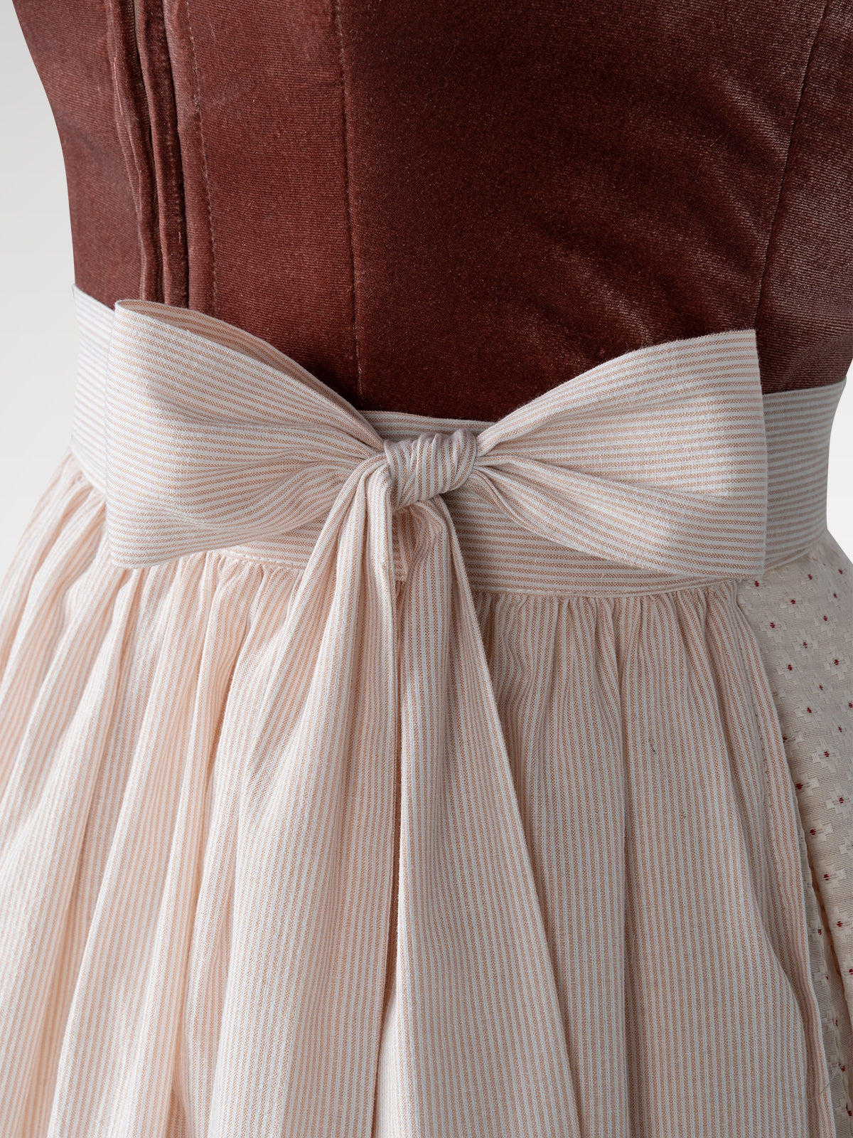 Women's pink zipper at the front dirndl