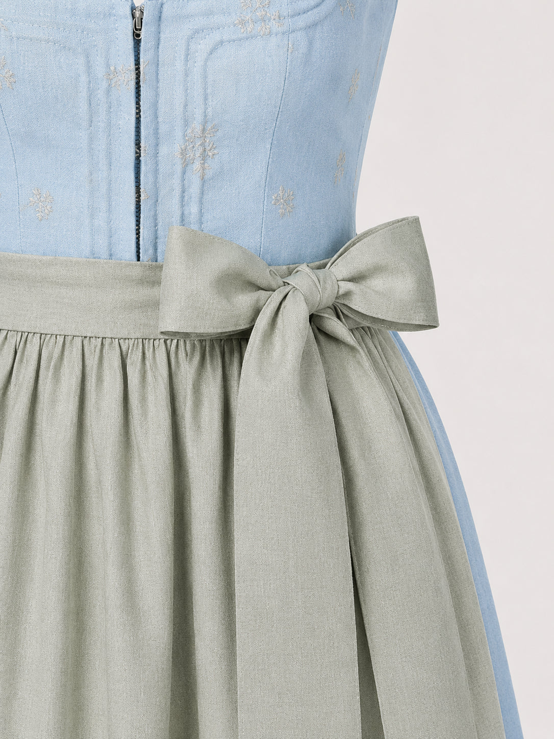 DIRNDL - AMARA IN PERLBLAU waist detail