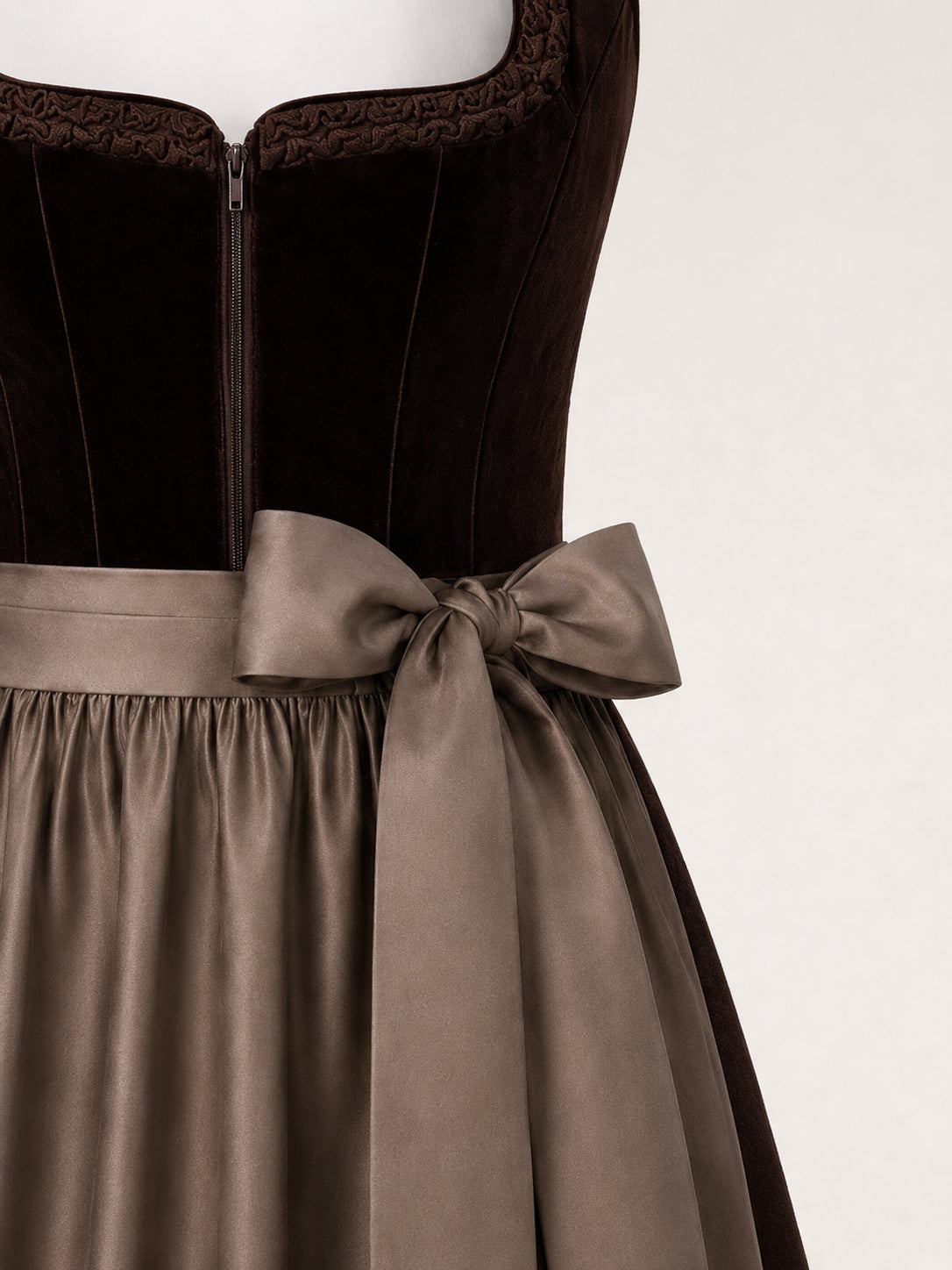DIRNDL - ISOLDE IN MOKKABRAUN waist detail