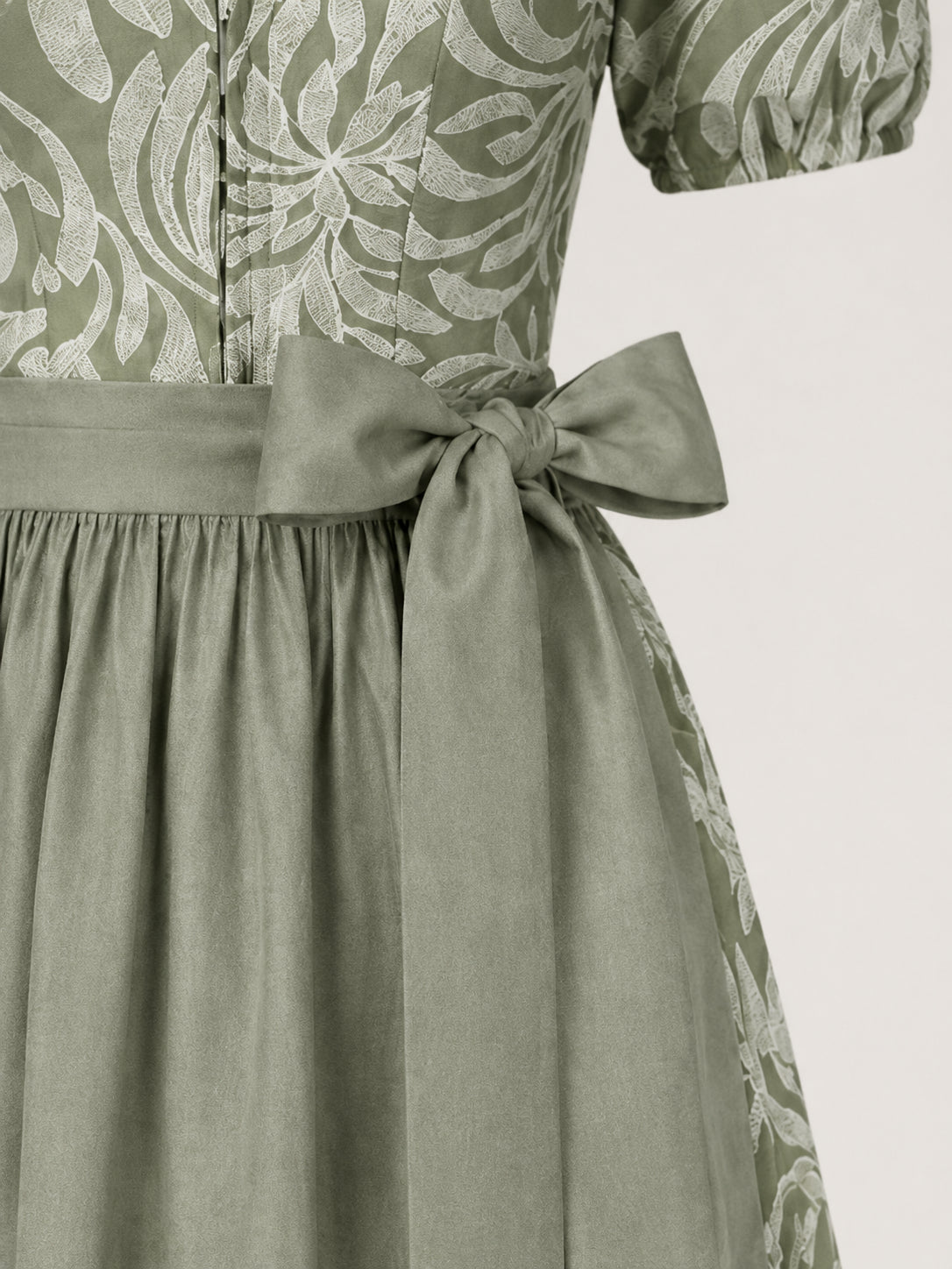DIRNDL - MAELLE IN SALBEIGRUEN waist detail