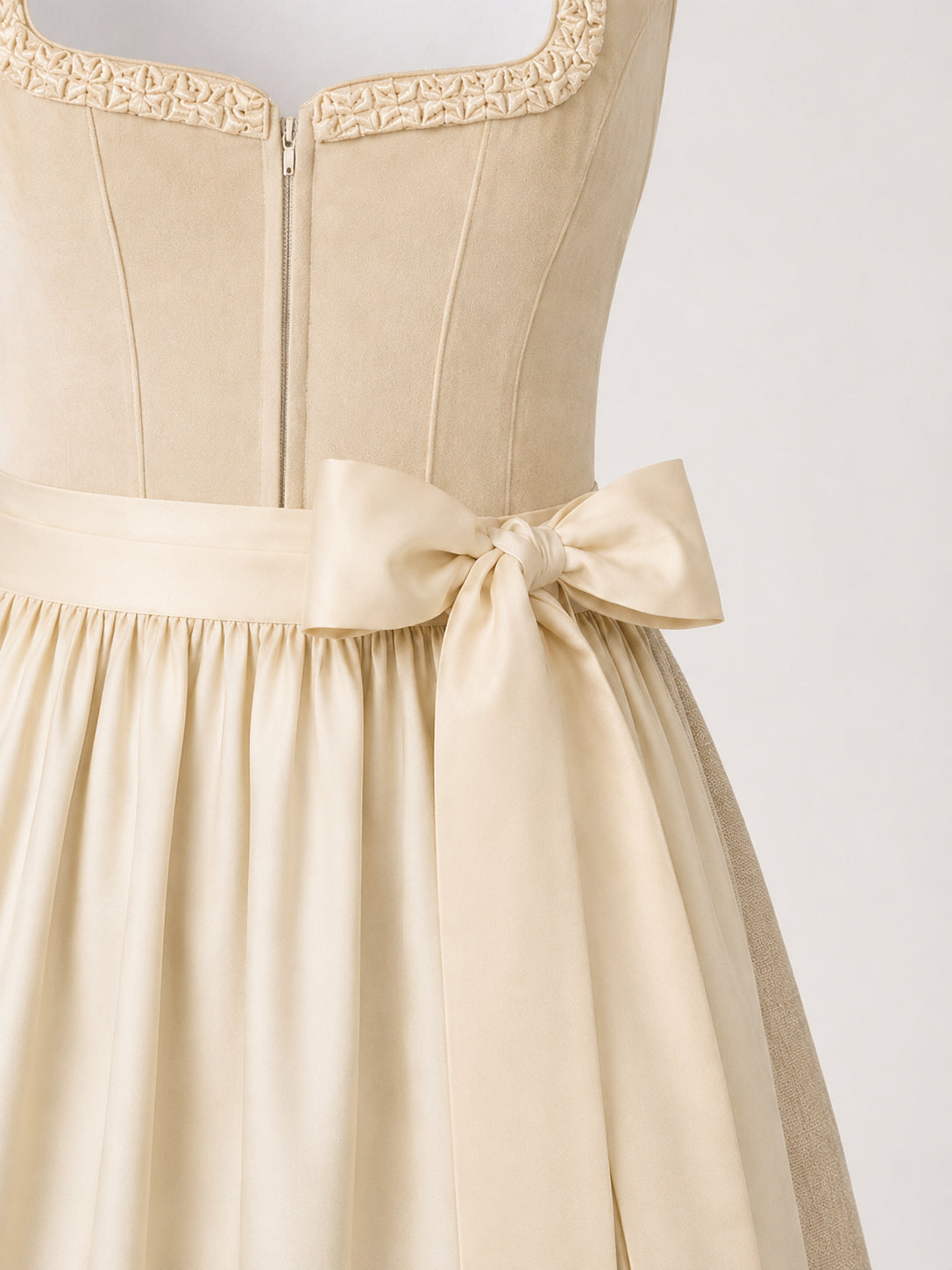 DIRNDL - ISABEL IN CREME waist detail